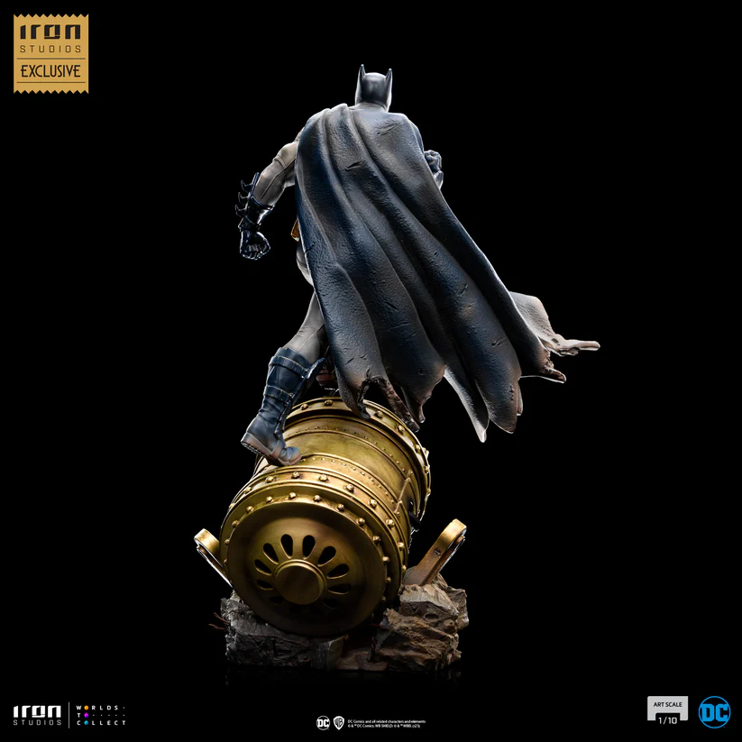 Batman Deluxe Statue alternate image