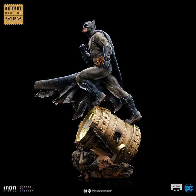 Batman Deluxe Statue alternate image