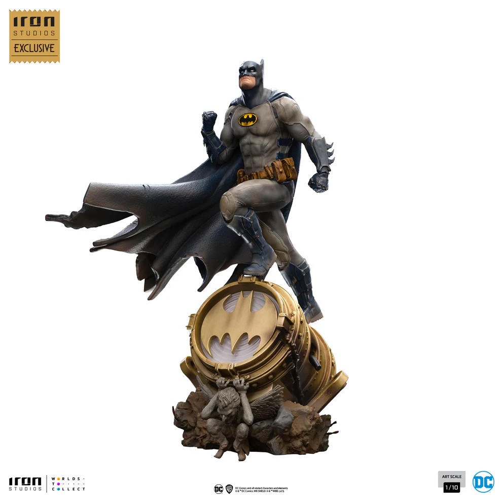 Batman Deluxe Statue alternate image